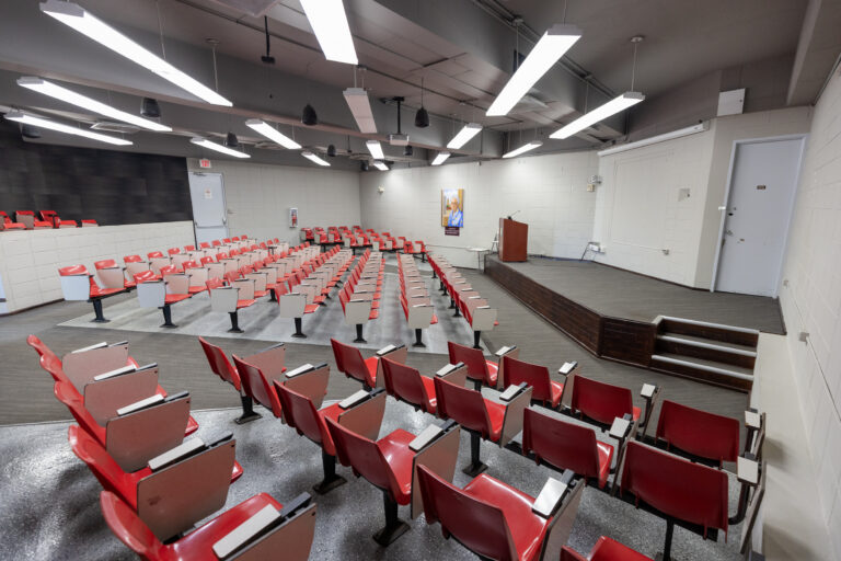 Foto del interior del Anfiteatro 3 de la Facultad de Educación