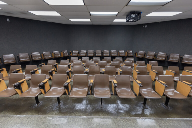 Foto del interior del Anfiteatro 4 de la Facultad de Educación