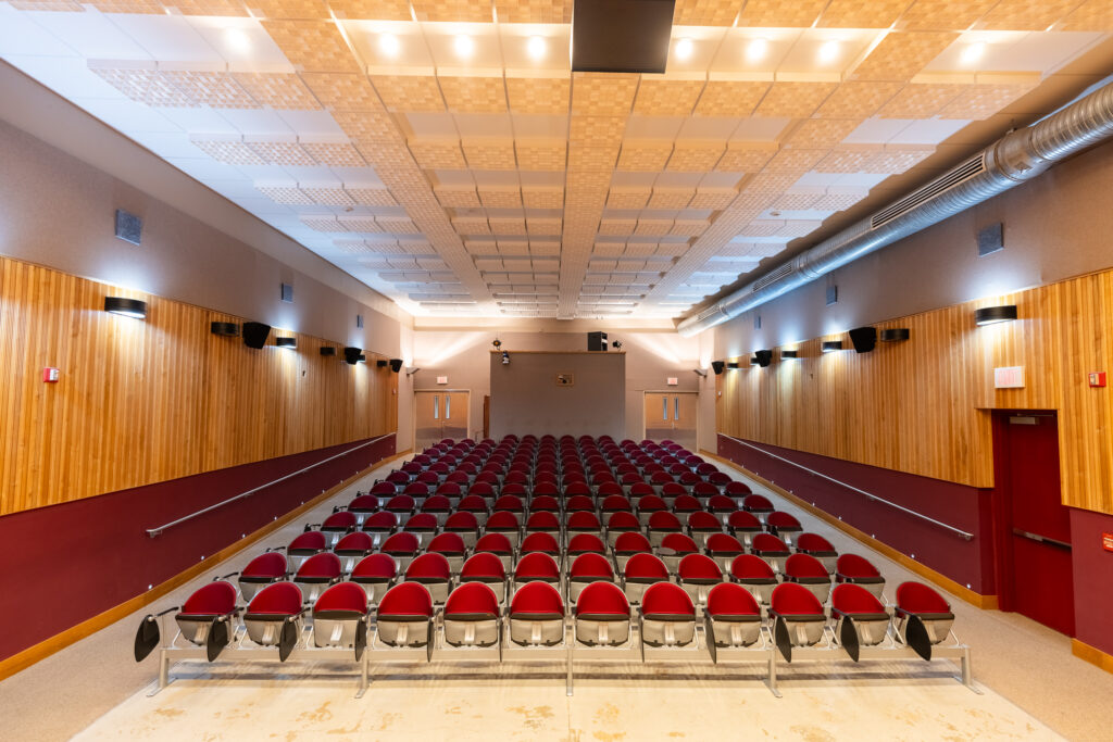 Foto del interior del Auditorio Jesús E. Amaral de la Escuela de Arquitectura