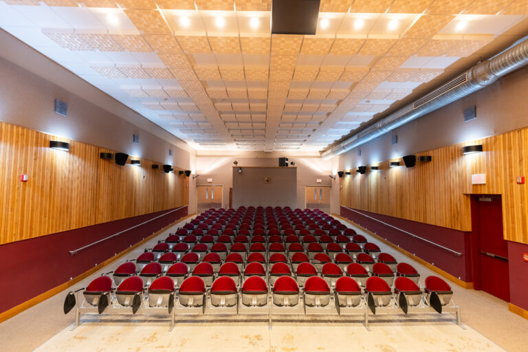 Foto del interior del Auditorio Jesús E. Amaral de la Escuela de Arquitectura
