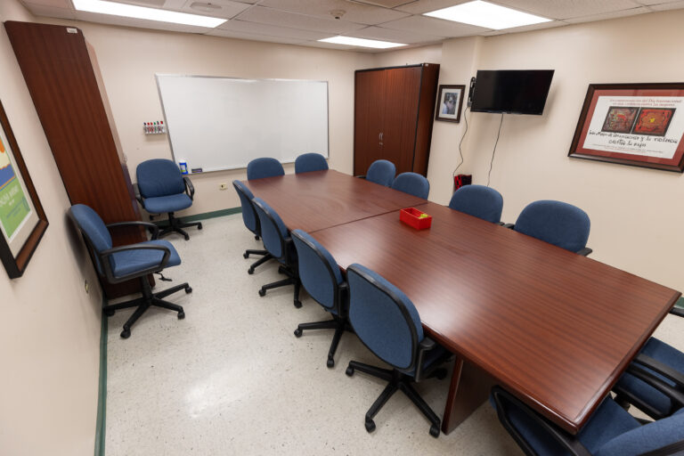 Foto del interior de la sala de reuniones de la Escuela Graduada de Trabajo Social