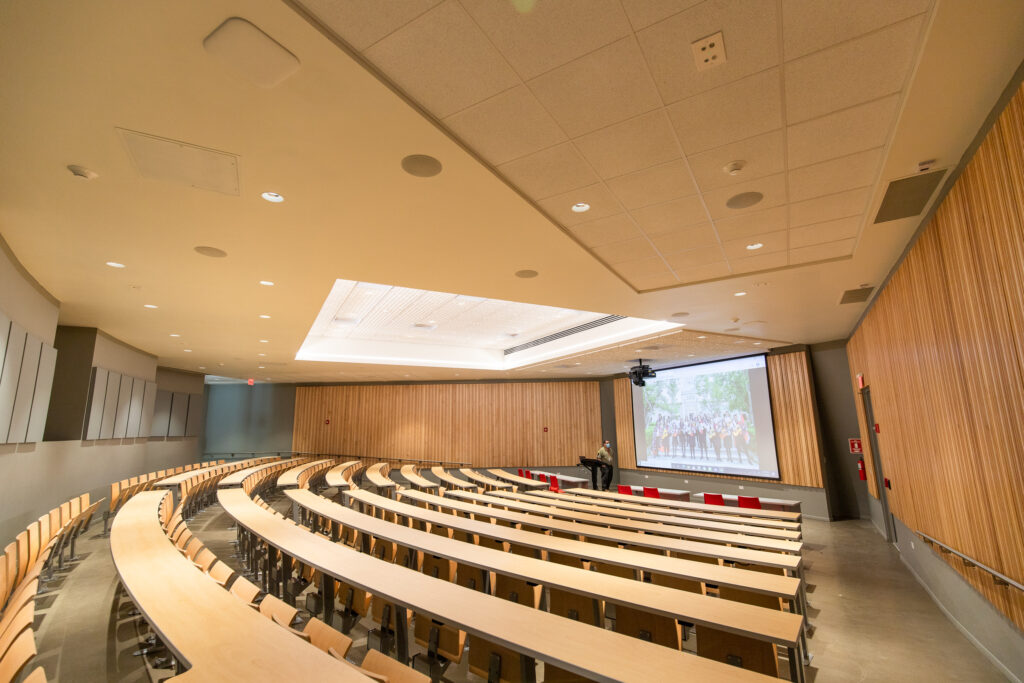 Foto del interior del Anfiteatro FCN 142 de la Facultad de Ciencias Naturales