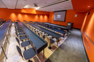 Foto del interior del Anfiteatro #2 de la Facultad de Estudios Generales