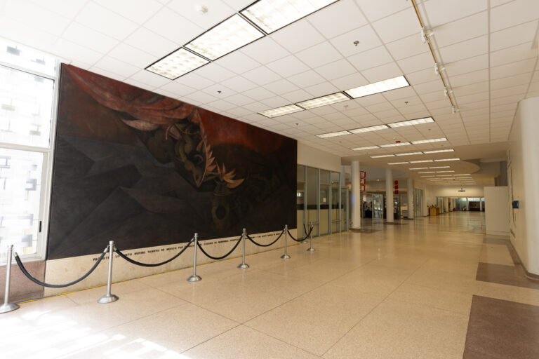 Foto del interior del vestíbulo de la Biblioteca Lázaro