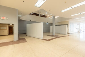 Foto del interior del vestíbulo de la Biblioteca Lázaro