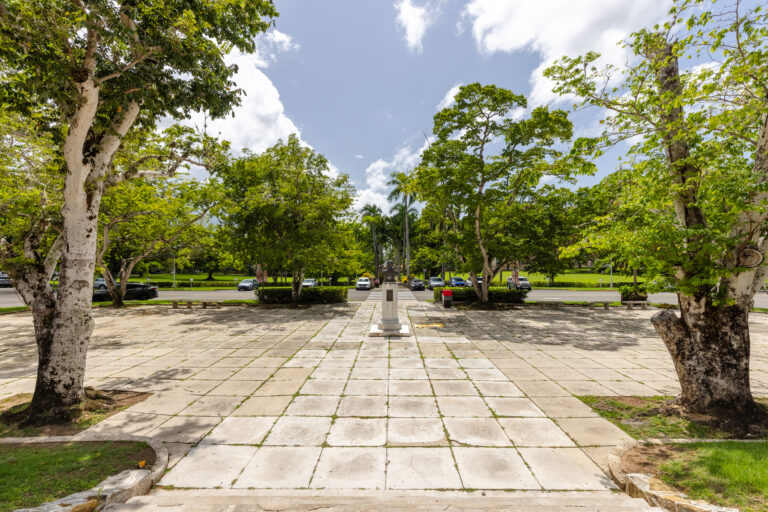 Foto de la Plaza Baldorioty ubicada frente a la Torres de la UPR