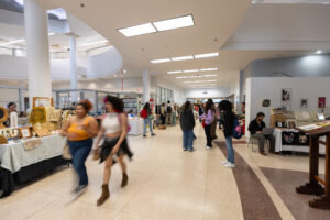 Foto del vestíbulo de la Biblioteca Lázaro durante mercado