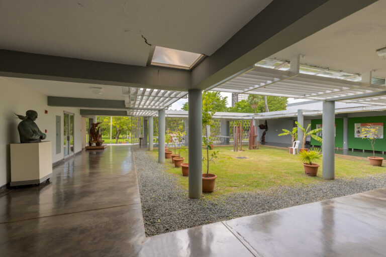 Foto del patio interior del Museo de Historia, Antropología y Arte de la UPR