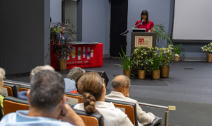 Foto de la Lcda. Vivian Neptune en el Anfiteatro 1