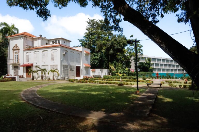 Foto del exterior de la casa de la Rectora