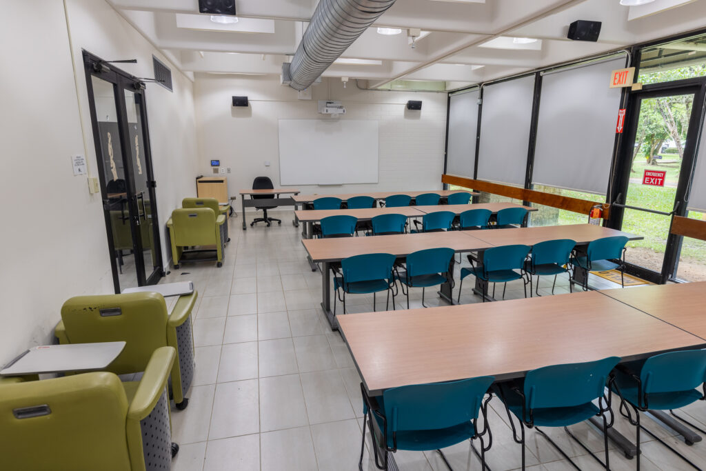Foto del Salón Multiusos en la Biblioteca de la Facultad de Estudios Generales